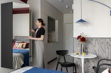 Na dvaceti metrech čtverečních se našlo místo i pro pohodlí. Gdaňský apartmán se inspiroval hotelem
