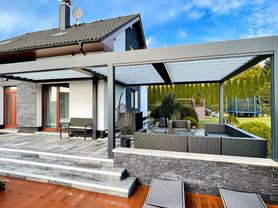 Bioklimatická pergola sestavená z různě velkých, na sobě nezávislých modulů.