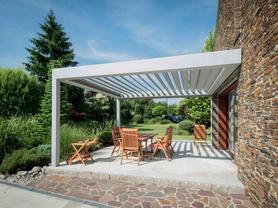 Bioklimatická pergola je vhodným doplňkem nejen u moderních novostaveb, ale lze ji použít i pro terasy objektů s historickou hodnotou.