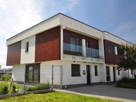 Rodinné domy v Rosicích s fasádními obklady Parklex Prodema, které spojují přírodní vzhled dřeva, dlouhou životnost a minimální nároky na údržbu.