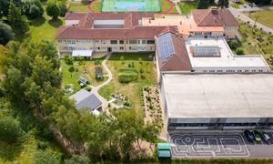 Školní zahrada v Červené Vodě je učebnice pod širým nebem. Tůň, včely, staré odrůdy i fotovoltaika