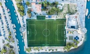 Penalty od hradní věže, fotbal mezi historií a mořem. Chorvatský stadion je hitem internetu