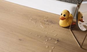 Podlaha, která zvládne každodenní provoz. Jak fungují hybridní podlahy EGGER AquaDura?