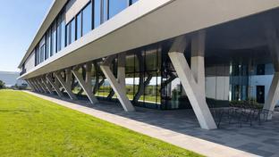 V areálu CT Park Blučina jsme realizovali provětrávanou fasádu s použitím kompozitních desek Albond v dekoru Antracit Grey na podhledu budovy. Řešení spojuje moderní průmyslový design, odolnost a dlouhou životnost.
