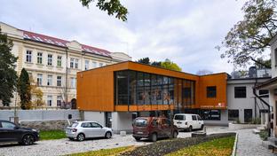 Na budově Střední odborné školy Jarov v Praze jsme realizovali rekonstrukci fasády s použitím desek Parklex Prodema Pale.