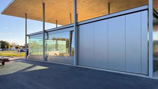 Na objektu technologického parku jsme realizovali větranou fasádu o celkové ploše přibližně 300 m² s použitím fasádních desek Albond v dekoru Aluminium Grey. Fasádní obklad byl instalován na dřevěnou podkonstrukci a kotven pomocí nerezových vrutů.