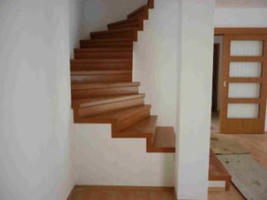 Dřevěné masivní schodiště ozdobí váš domov