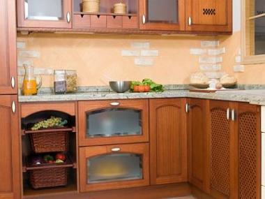 Renovace staré kuchyňské linky: nová dvířka, fólie i nátěr
