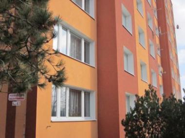 Plastová okna a vchodové dveře při revitalizaci bytového domu