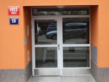 Vkusné bezpečnostní vchodové dveře do vašeho panelového domu