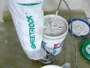 Jak správně používat namíchané tmely Sheetrock
