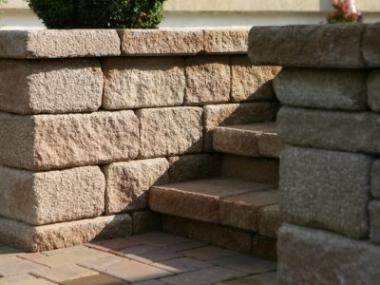Betonová zahradní architektura rozdělí citlivě prostor