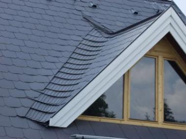 Vláknocementová krytina Cembrit může nahradit keramiku, beton i plech