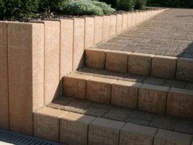 Zámkovou dlažbou betonová zahradní architektura teprve začíná