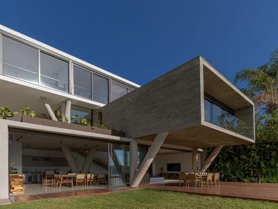 Casa Lua využívá prudce svažitý pozemek v brazilském Belo Horizonte, ve státě Minas Gerais. (Foto: Luisa Lage)