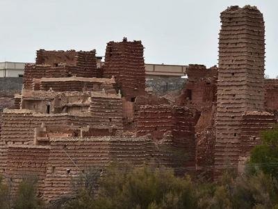 Hliněná lidová architektura v saúdskoarabské vesnici Al Khalaf (Zdroj: Wikipedie, Foto: Richard Mortel / CC BY-SA 4.0)