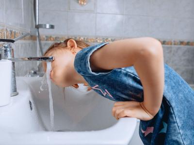 Používání pitné vody v domácnosti (Zdroj: Shutterstock)