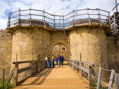 Téměř dokončená novostavba hradu ve francouzském Guédelonu (Zdroj: Shutterstock)