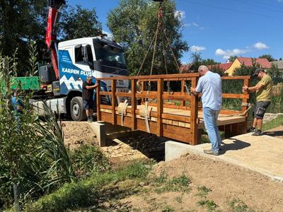 Dřevěná konstrukce mostu přes potok (Zdroj: KARPEN PLUS)