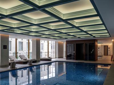 Designový podhled z AQUAPANEL Indoor u bazénu hotelu v Mariánských Lázních (Zdroj: KNAUF Praha)