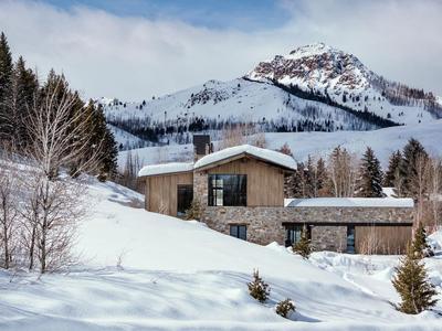 Greenhorn Cabin vyrůstá ze strmého svahu jako soustava tří posunutých hmot. (Foto: Gabe Border)