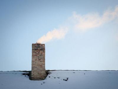 Aby z komína stoupal jen obláček bílého dýmu (Zdroj: Shutterstock)