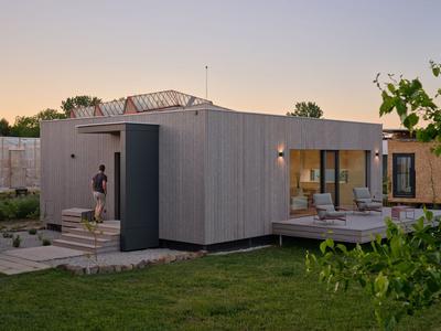 Výminek je příkladem modulární prefabrikované dřevostavby, která se snadno vejde všude. (Foto: Boys Play Nice)