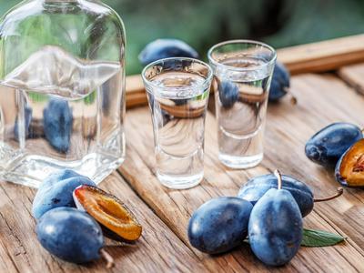 Že se tradiční slivovice pálí ze švestek, ví určitě každý (Zdroj: Shutterstock)