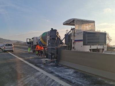 Realizace monolitických svodidel metodou New Jersey na dálnici D1 (Zdroj: ZAPA beton)