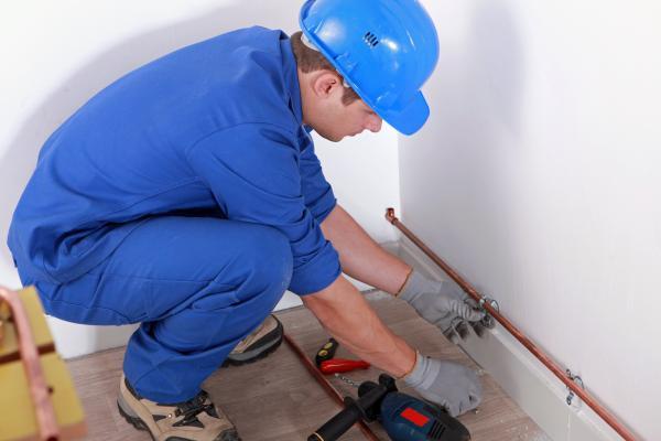 Napojení na rozvod vody nebo topení svěřte instalatérovi. Ilustrační foto (www.shutterstock.com)