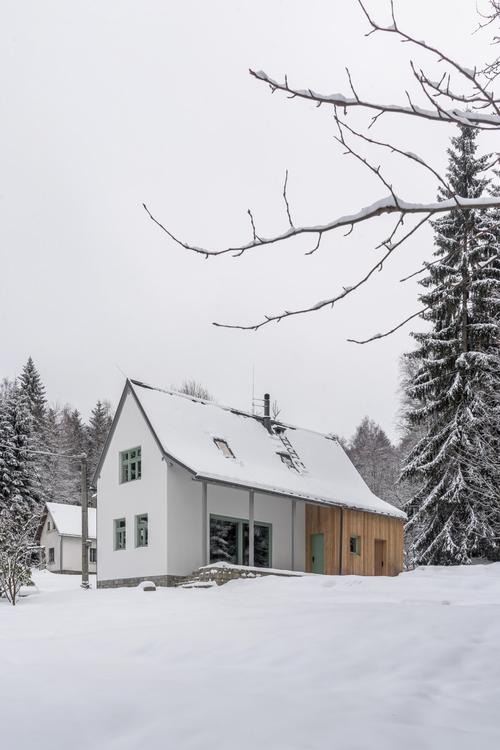 Rekonstruovaná chata v Nové Vsi nad Nisou (Zdroj: Archiweb, Foto: foto: FRVR)