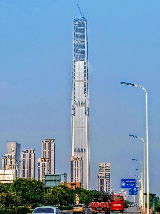 China 117 Tower (Zdroj: Wikipedie, Foto: KangTyngrwey / CC BY-SA 4.0)