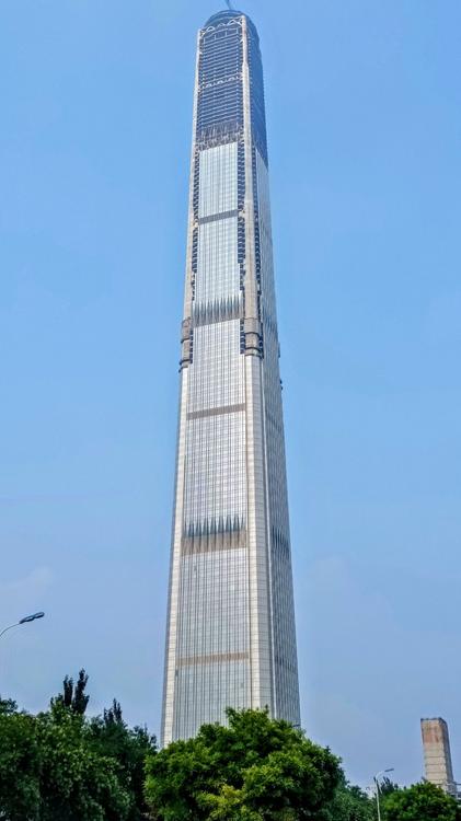 China 117 Tower (Zdroj: Wikipedie, Foto: KangTyngrwey / CC BY-SA 4.0)