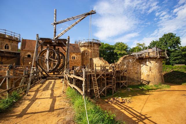 Téměř dokončená novostavba hradu ve francouzském Guédelonu (Zdroj: Shutterstock)