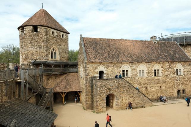 Téměř dokončená novostavba hradu ve francouzském Guédelonu (Zdroj: Shutterstock)