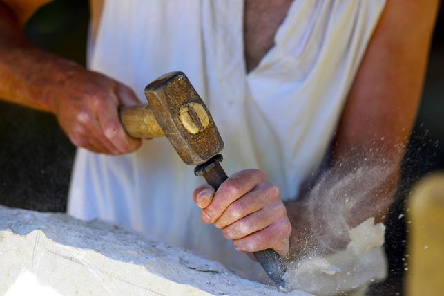 Výstavba hradu ve francouzském Guédelonu - výhradně ruční práce (Zdroj: Shutterstock)