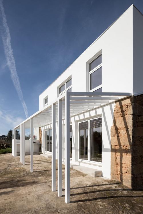 Na opačné straně pergola zastřešuje venkovní posezení, chrání obyvatele před přímým sluncem. (Foto: Sérgio Garces)