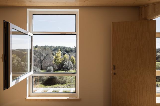 Rekonstrukce spojuje původní kámen s moderními materiály. (Foto: Sérgio Garces)