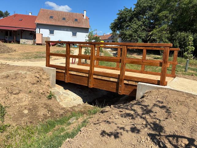 Usazený dřevěný most přes potok (Zdroj: KARPEN PLUS)