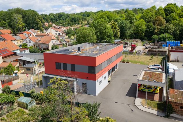 Jedna z nových základen. Všimněte si např. zelené střechy carportu (Foto: Vojta Herout)
