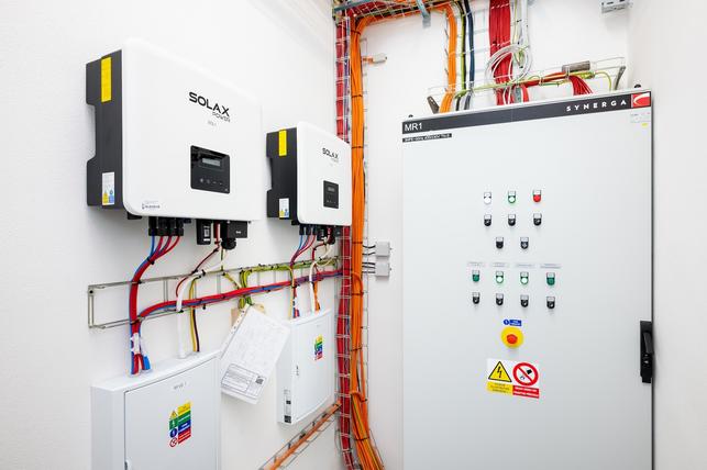 Šest budov je rozděleno do tří energetických skupin, které si mezi sebou sdílejí vyrobenou elektřinu (Foto: Vojta Herout)