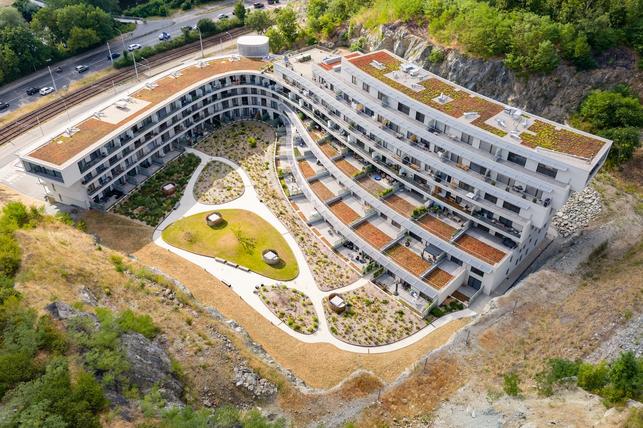 Zpomalit odtok pomáhají také vegetační střechy o ploše přibližně 5000 metrů čtverečních (Foto: Vojta Herout)
