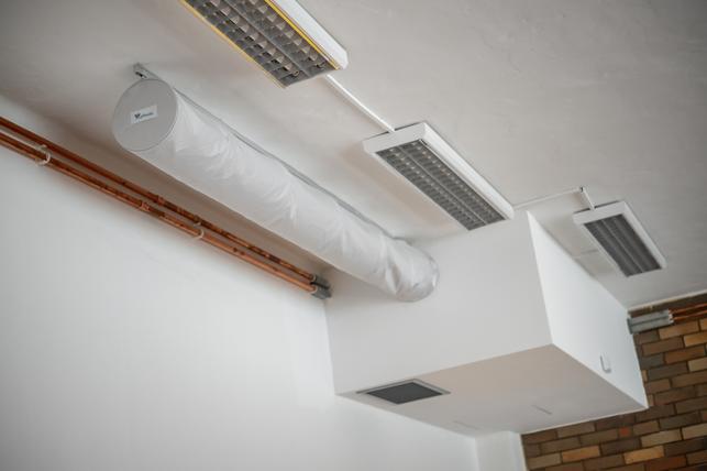 Moderní techniku a obnovitelné zdroje tu žáci vidí v praxi (Foto: Vojta Herout)