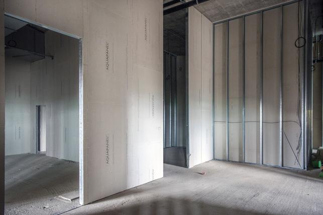 Interiérové příčky z desek AQUAPANEL Indoor odolají vlhkostnímu zatížení    gastro provozu administrativní budovy (Zdroj: KNAUF Praha)