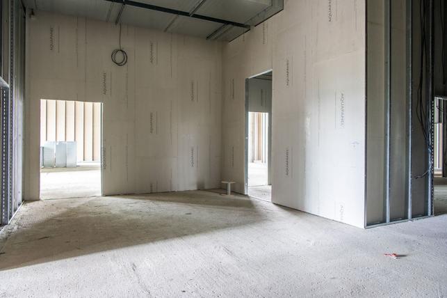 Interiérové příčky z desek AQUAPANEL Indoor odolají vlhkostnímu zatížení    gastro provozu administrativní budovy (Zdroj: KNAUF Praha)