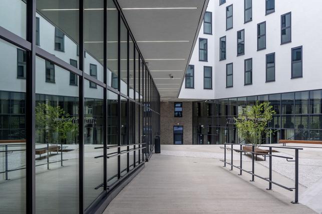 Venkovní podhled pražského hotelu a AQUAPANEL Outdoor (Zdroj: KNAUF Praha)