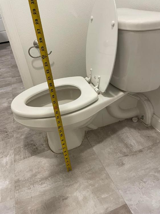 Když záchod ustupuje dlažbě (Foto: Reddit)