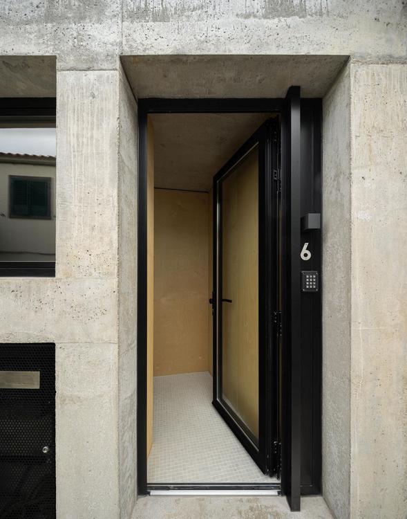 Architekti z azorského studia SO Arquitetura & Design prostor přestavěli na studiový byt. (Foto: Ivo Tavares Studio)