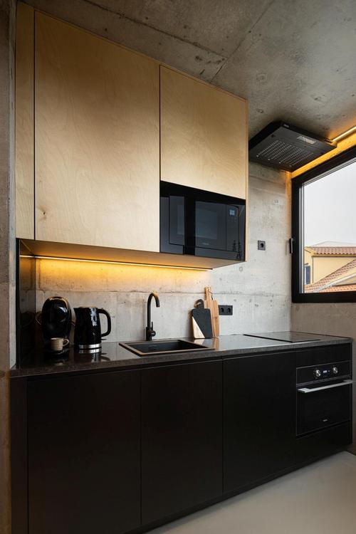 Bydlení se tu muselo přizpůsobit dostupnému místu. Zakázková řešení jsou samozřejmostí. (Foto: Ivo Tavares Studio)