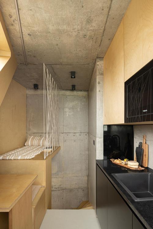 Na třinácti metrech zastavěné plochy vznikl studiový byt o výměře pětatřiceti metrů čtevrečních. (Foto: Ivo Tavares Studio)